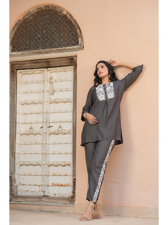 SCAKHI Women Grey Floral Printed Kurta with Trousers