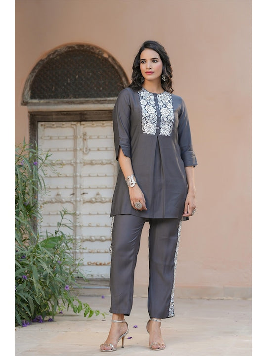 SCAKHI Women Grey Floral Printed Kurta with Trousers
