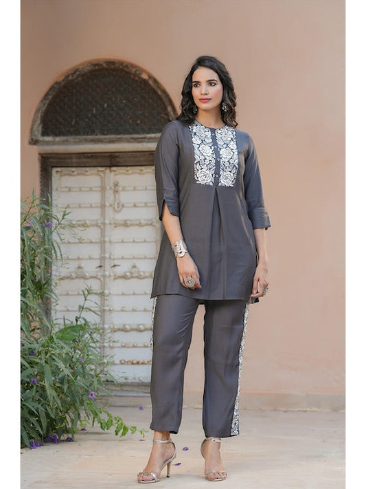 SCAKHI Women Grey Floral Printed Kurta with Trousers