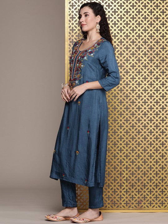 House of Pataudi Women Jashn Floral Embroidered Thread Work Kurta With Trousers & Dupatta